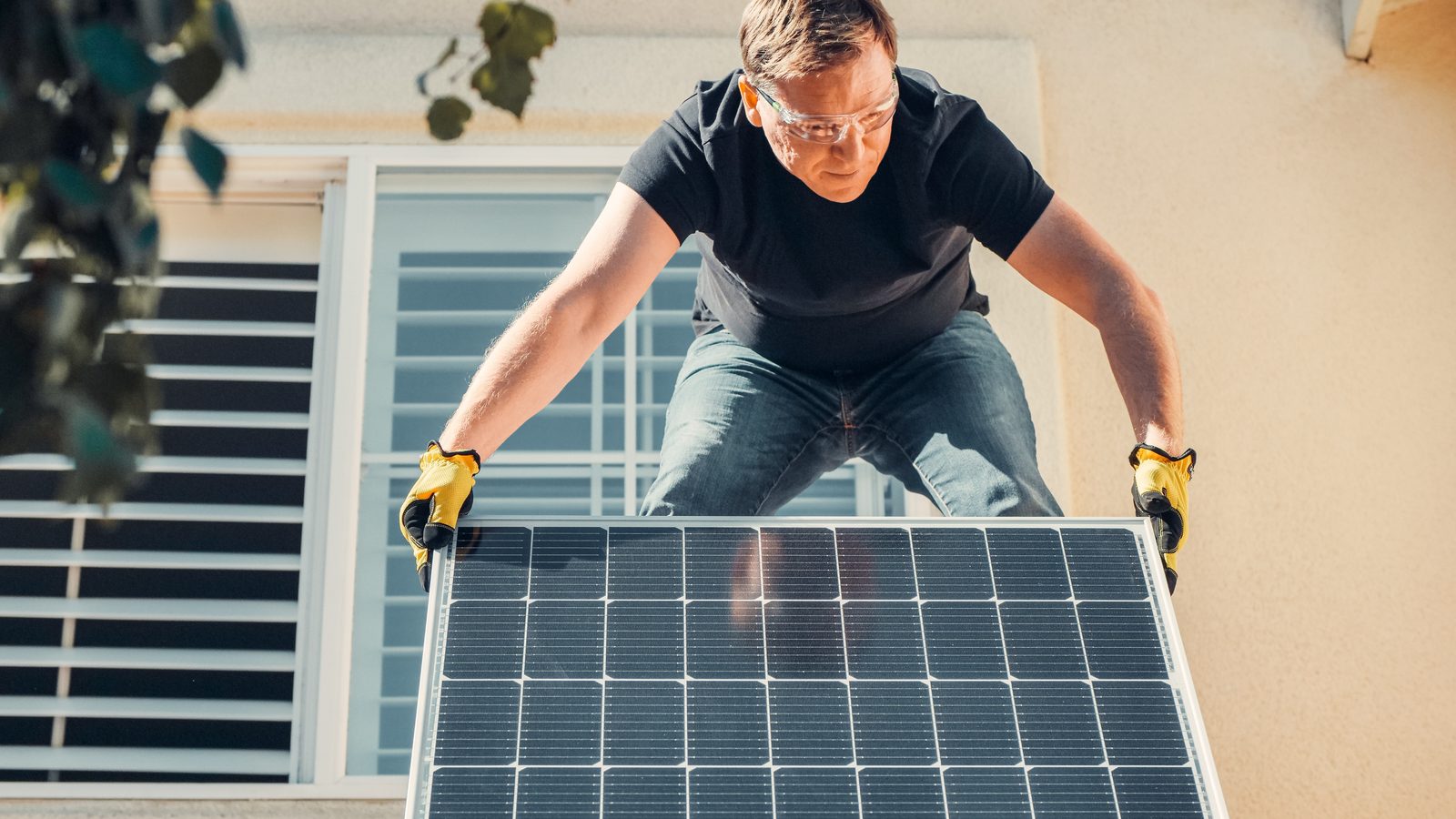 Installateur legt zonnepanelen op het dak